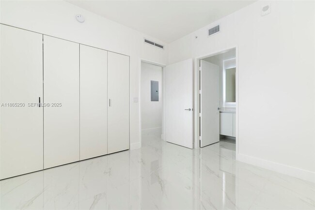 Building Photo - 700 NE 24th St