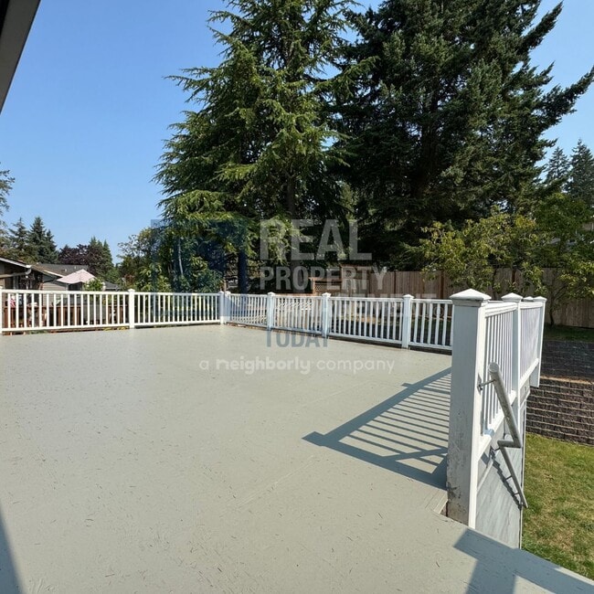 Building Photo - Rare 4 Bedroom Plus 4 Bathroom Home!