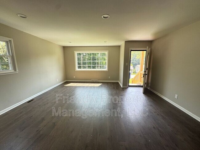 Building Photo - 906 Beaumont Ave