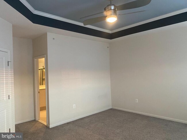 Building Photo - 8049 Crescent Park Dr