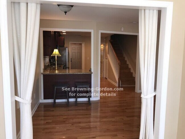 Building Photo - Adorable Cottage Available in Sylvan Park!