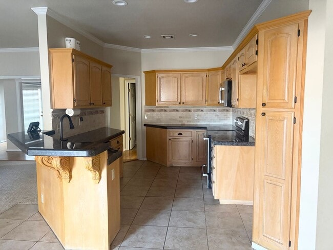 Building Photo - Beautiful 4 bedroom ranch style home in wonderful location off 101st between Memorial and Mingo