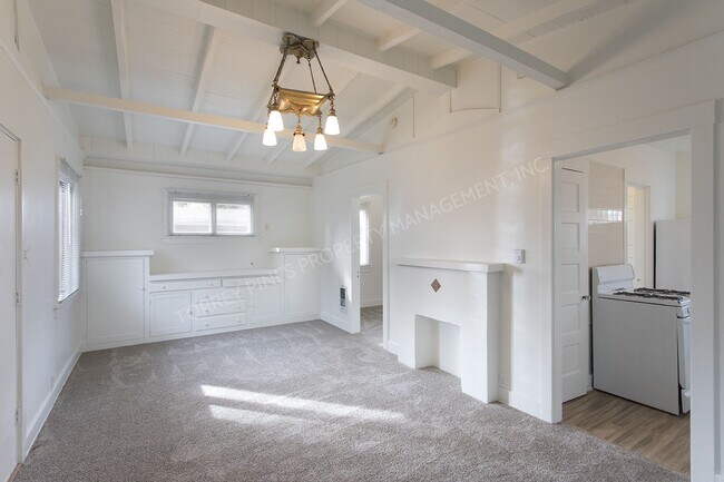 Building Photo - Beautiful Vintage Cottage in La Jolla with Onsite Laundry!