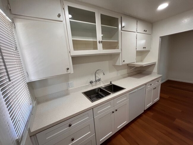 Building Photo - R472