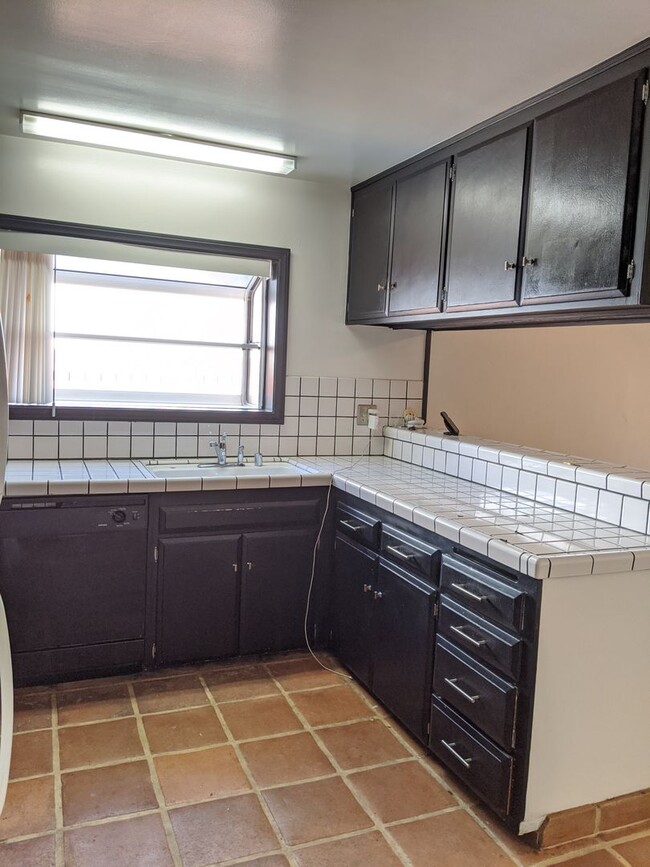 Building Photo - 4 BEDROOM 2 BATH ON CUL-DE-SAC AND LARGE YARD!