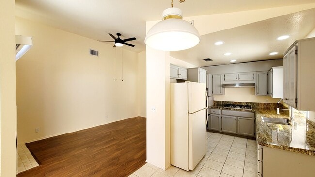Building Photo - 9725 Sierra Mesa Ave