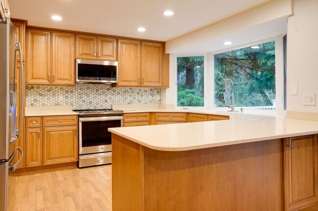 Building Photo - Kent Tri-level home