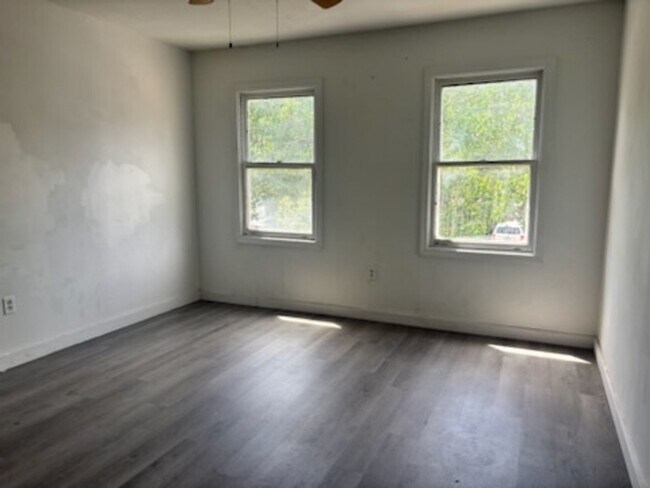 Building Photo - 352 Brookwood Lake Pl