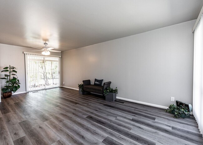Building Photo - Newly Remodeled 3 Bedroom Home in Central Location