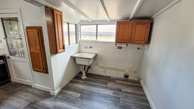 Building Photo - Large 3 Bedroom 2 Bath House!