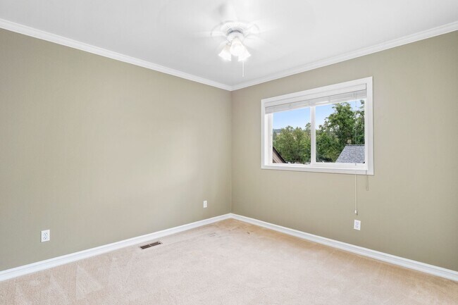 Building Photo - Spacious 5 Bed 3 Bath Home north Spokane with tons to offer