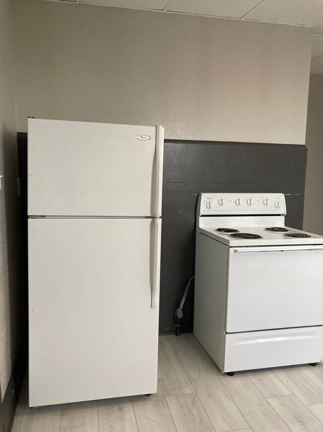 Building Photo - 820-822 HUFFMAN