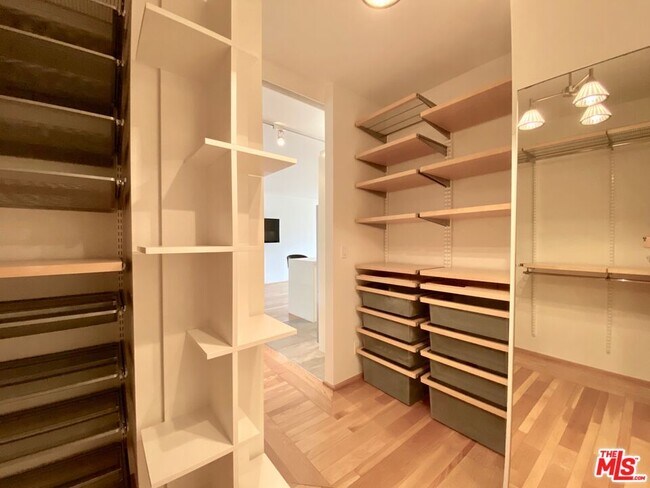Building Photo - 999 N Doheny Dr