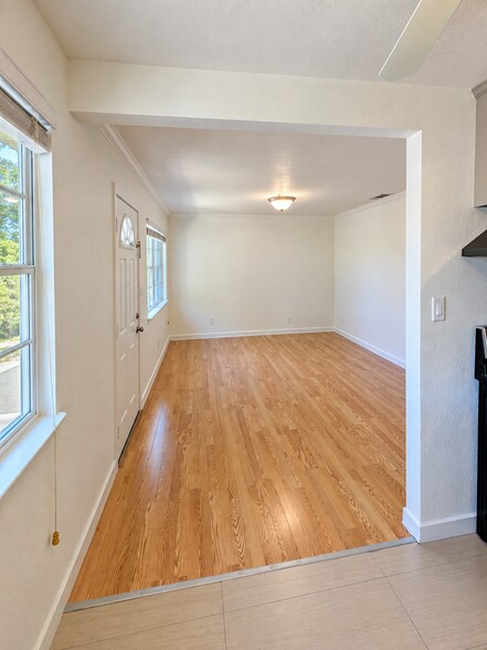 Building Photo - 3902 Elkhorn Blvd