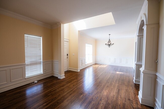 Building Photo - Stunning 6 bedroom 2.5 bathroom corner lot...