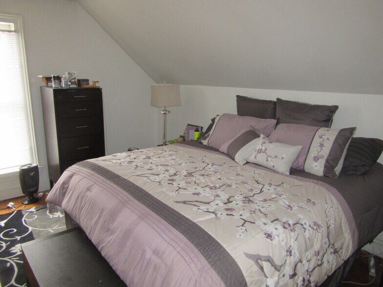 south bedroom - 704 N Randolph St