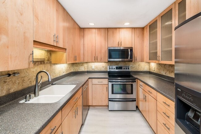 Building Photo - Beautiful Bankers Hill 2 bedroom condo