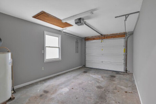 Building Photo - Knoxville 37912 - 3 bedroom 2 bath - call Kathy Leveille 865-556-0370