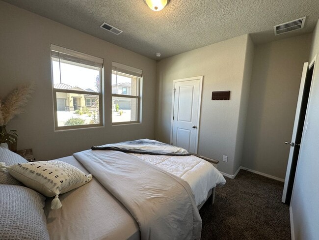 Building Photo - Beautiful Spacious Home!! Don't miss this ...