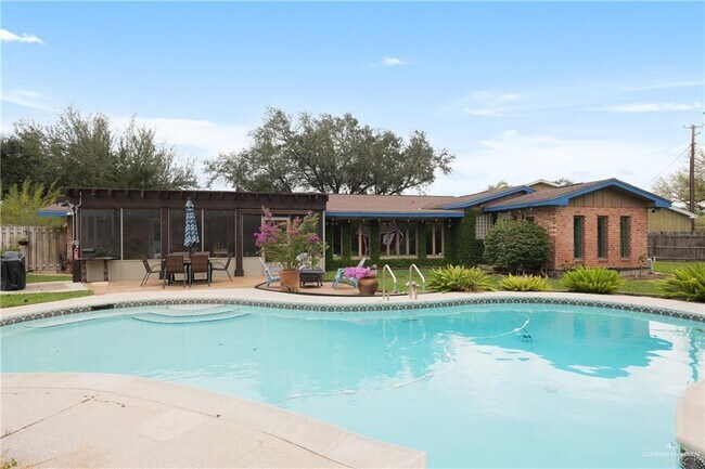 Building Photo - 22 W Esperanza Ave