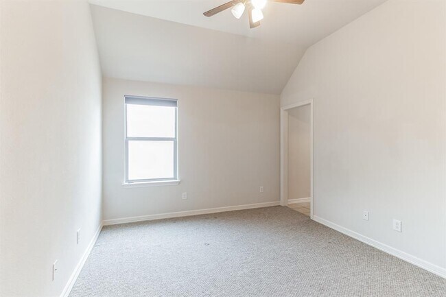 Building Photo - 208 Angus Dr
