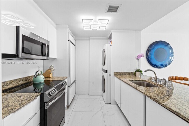 Building Photo - 10275 Collins Ave