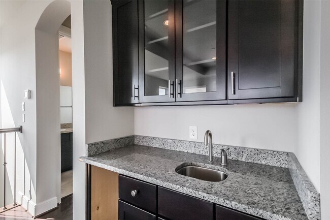 Building Photo - 4015 Lillian St