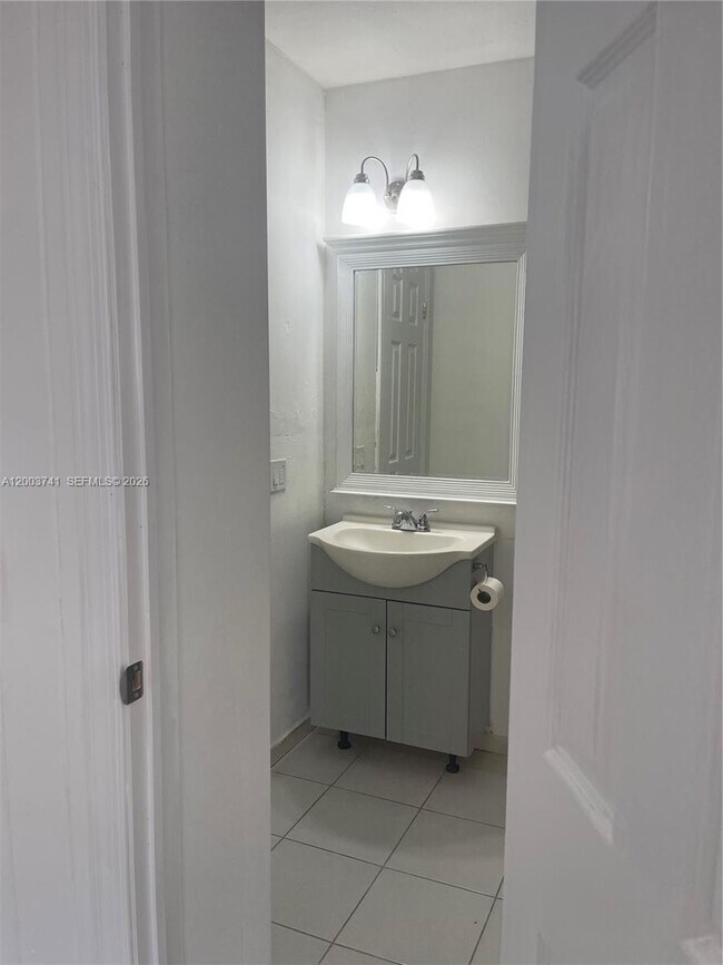 Building Photo - 317 E 8th St