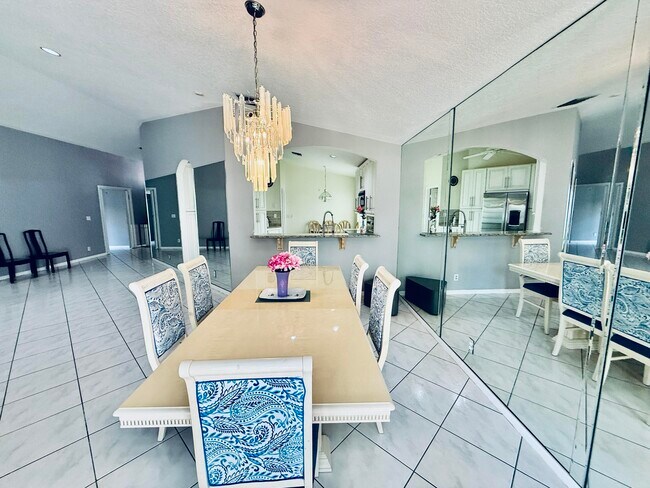 Building Photo - 10921 Royal Caribbean Cir