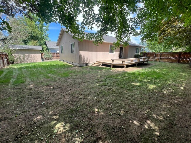 Building Photo - NE Bend 3 Bed/2 Bath Single Family Home - ...