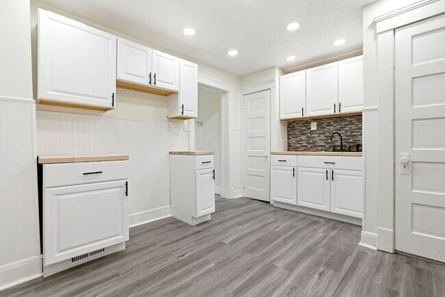 Building Photo - 689 Midland Ave
