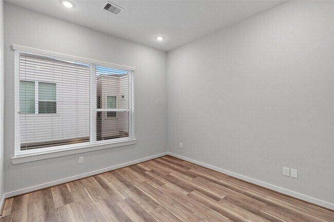 Building Photo - 606 Thornton Rd