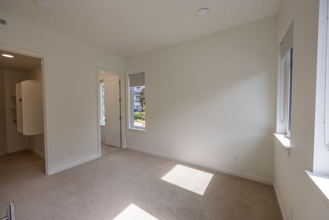 Building Photo - RIVERSIDE TOWNHOMES - BRAND NEW!