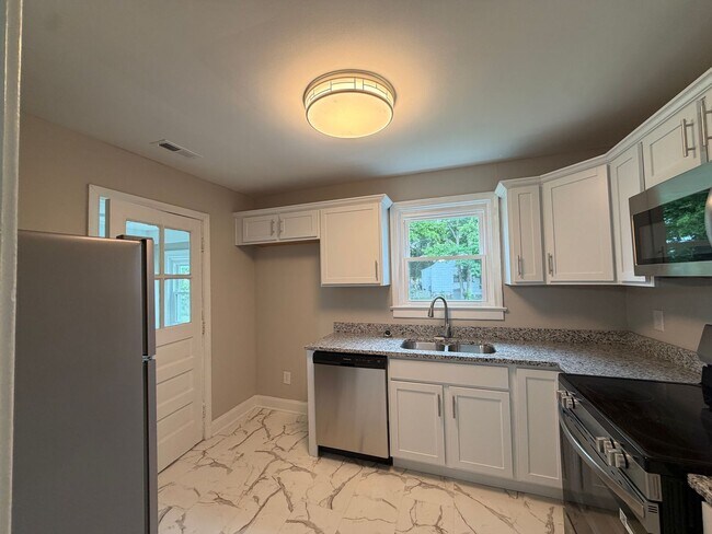 Building Photo - 4-bedroom 2 full bathroom cape for rent