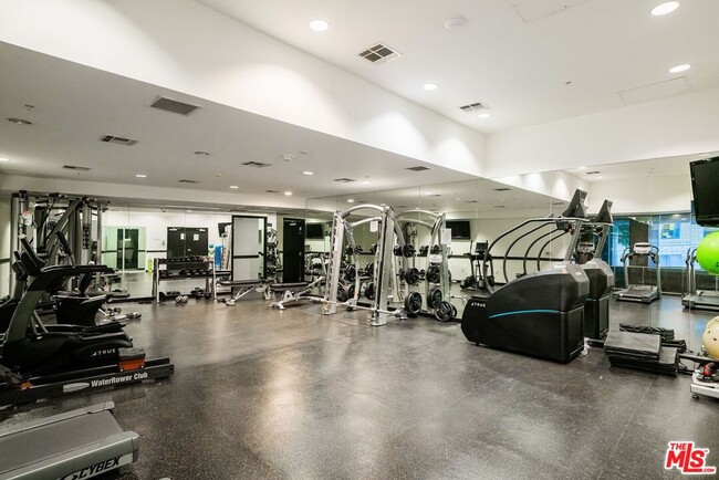 Building Photo - 655 S Hope St