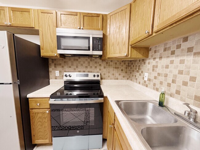 Building Photo - 600 Village Green Ct