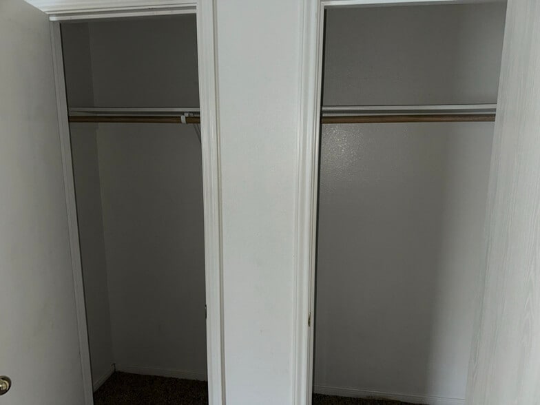 Building Photo - 402 Topeka Ct