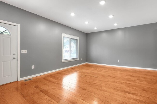 Building Photo - 1342 E Fulton St