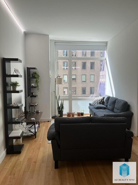 Building Photo - 325 5th Ave