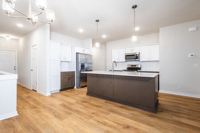 Building Photo - Beautifully Built 4 Bed Duplex!