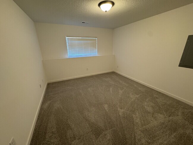 Building Photo - "Spacious 5-Bed Oasis with 3 Full Baths in Charming Bel Aire - 2,624 Sq Ft of Comfortable Living!"