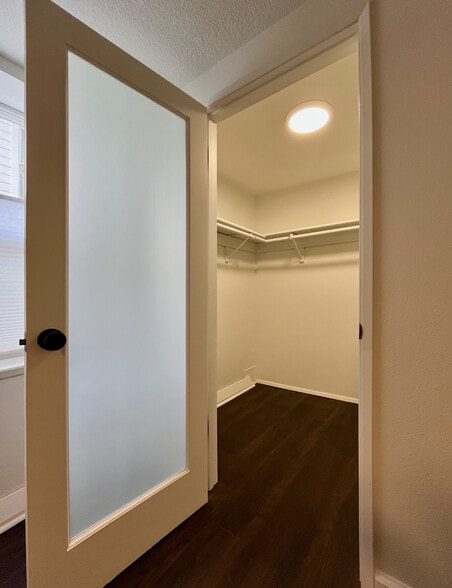 CLOSET - 4415 SE Hawthorne Blvd