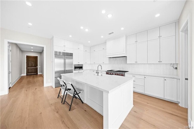 Building Photo - 130 Mossvine