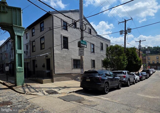 Building Photo - 4338 Cresson St