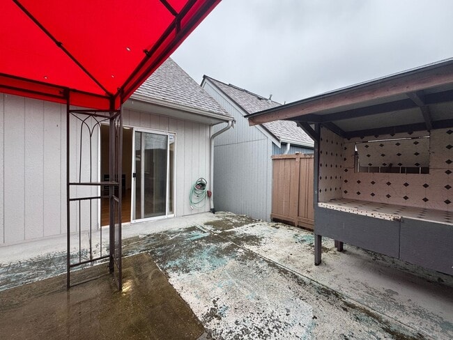 Building Photo - Charming Three Bedroom Near Pacific Ave!