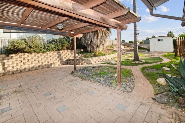 Building Photo - Long Term unfurnished rental!