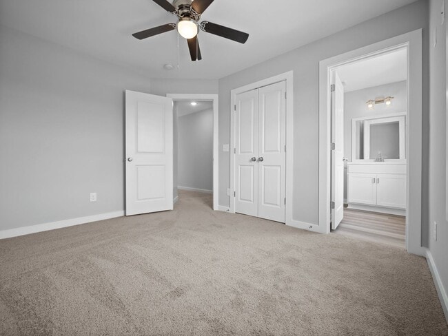 Building Photo - Large 3 story townhome near beach with community POOL and GYM!