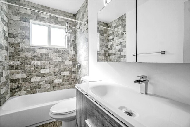 Building Photo - 21230 NE 24th Ct