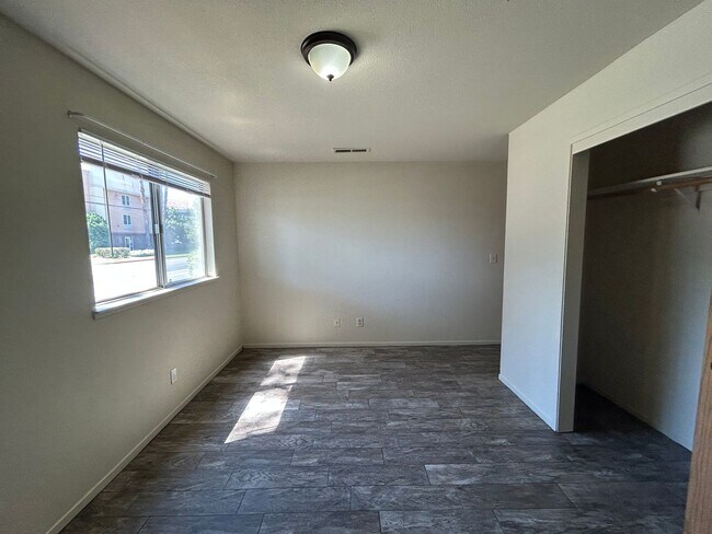 Building Photo - 144 S Parsons Ave