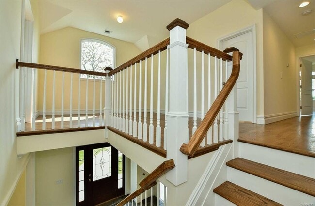 Building Photo - 52 Hillside Pl